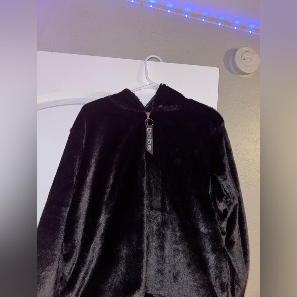 Very soft and cozy only worn once bought because of shopping addiction lol